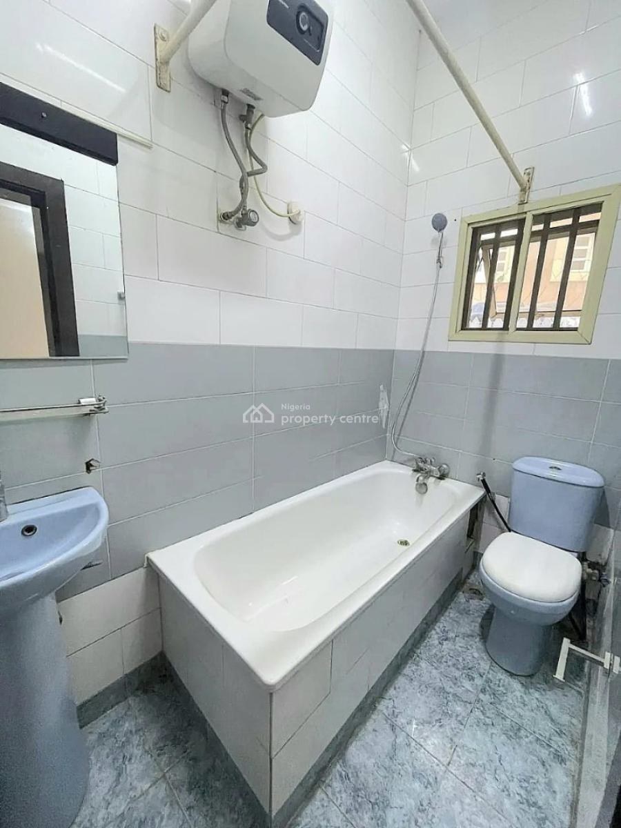 Modestly Built 3 Bedroom Apartment with Bq, Lekki Phase 1, Lekki, Lagos, Flat / Apartment for Rent
