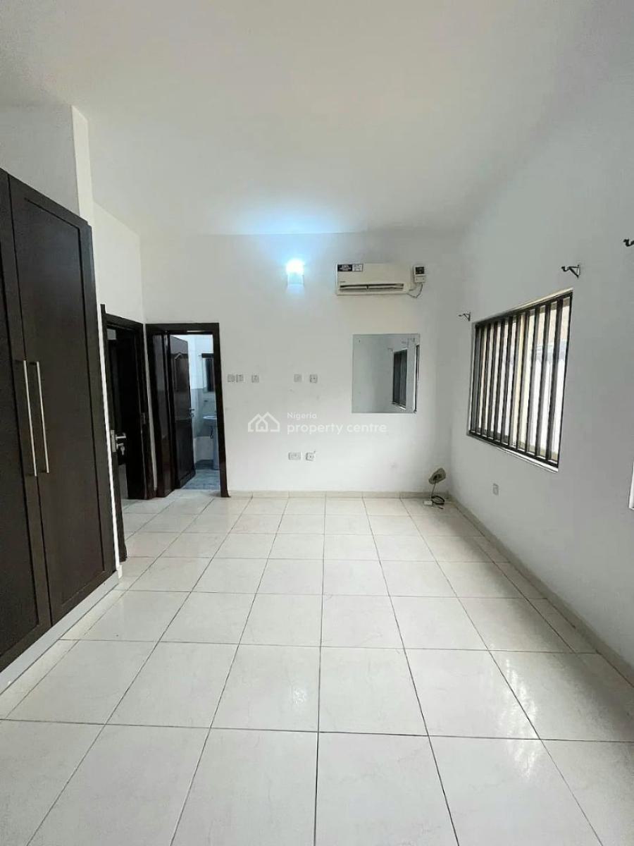 Modestly Built 3 Bedroom Apartment with Bq, Lekki Phase 1, Lekki, Lagos, Flat / Apartment for Rent