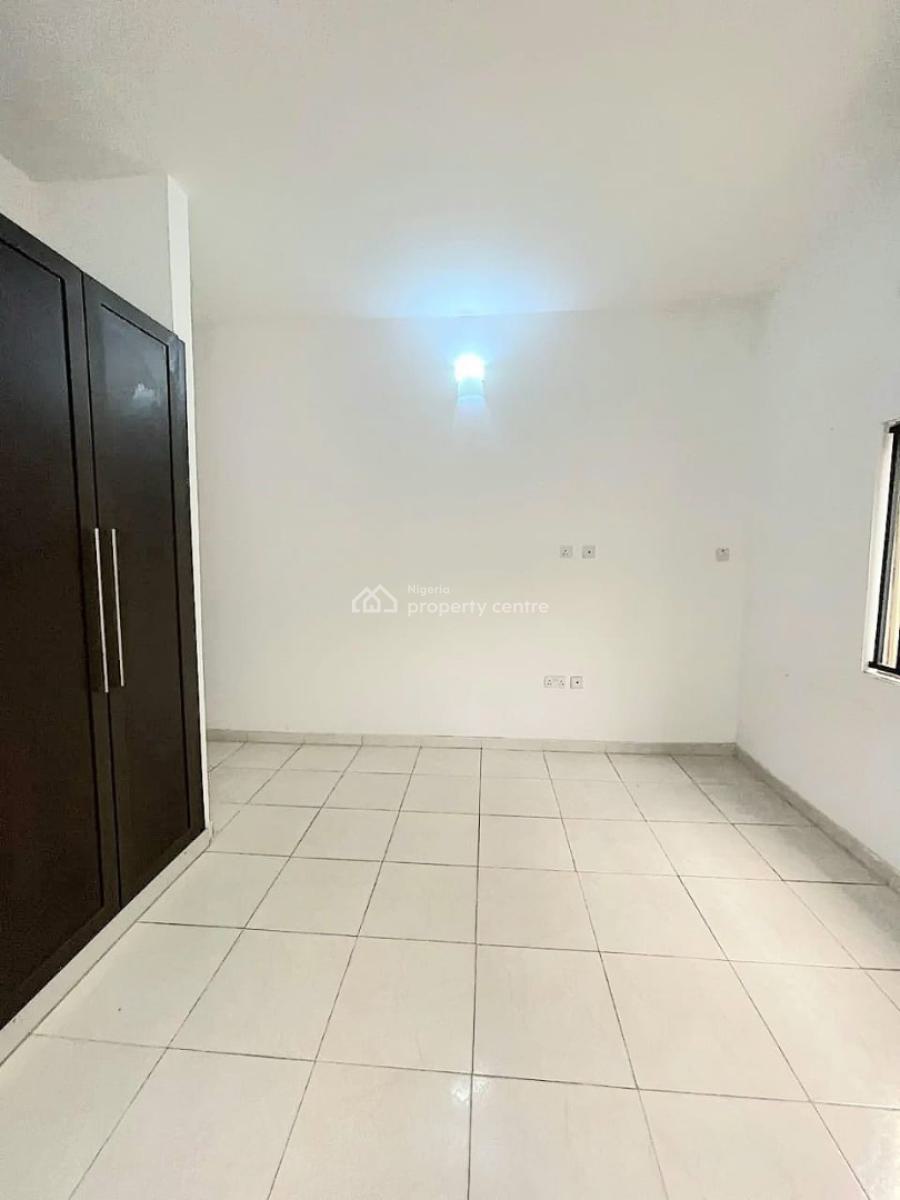 Modestly Built 3 Bedroom Apartment with Bq, Lekki Phase 1, Lekki, Lagos, Flat / Apartment for Rent