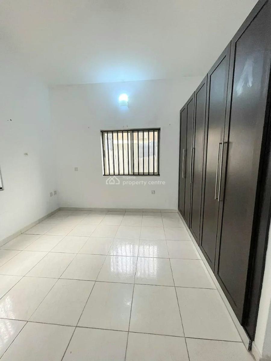 Modestly Built 3 Bedroom Apartment with Bq, Lekki Phase 1, Lekki, Lagos, Flat / Apartment for Rent