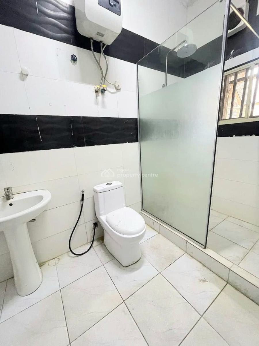 Modestly Built 3 Bedroom Apartment with Bq, Lekki Phase 1, Lekki, Lagos, Flat / Apartment for Rent