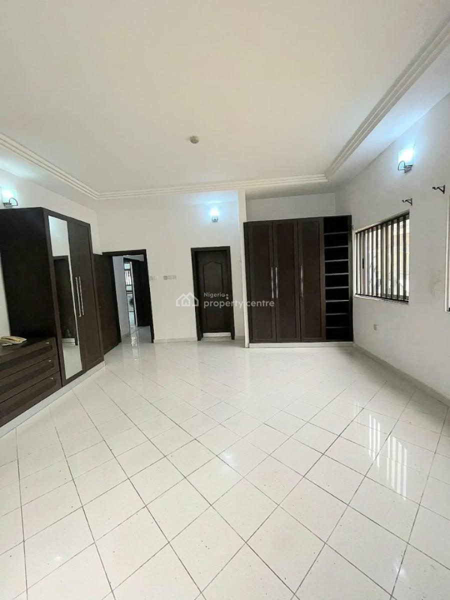 Modestly Built 3 Bedroom Apartment with Bq, Lekki Phase 1, Lekki, Lagos, Flat / Apartment for Rent