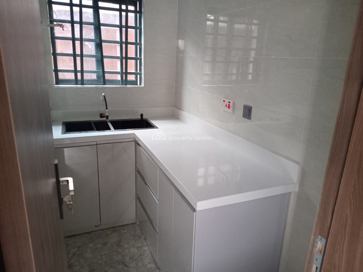 Texas 2 Bedroom Flat, By Third Mainland Bridge, Adekunle, Yaba, Lagos, Flat / Apartment for Rent