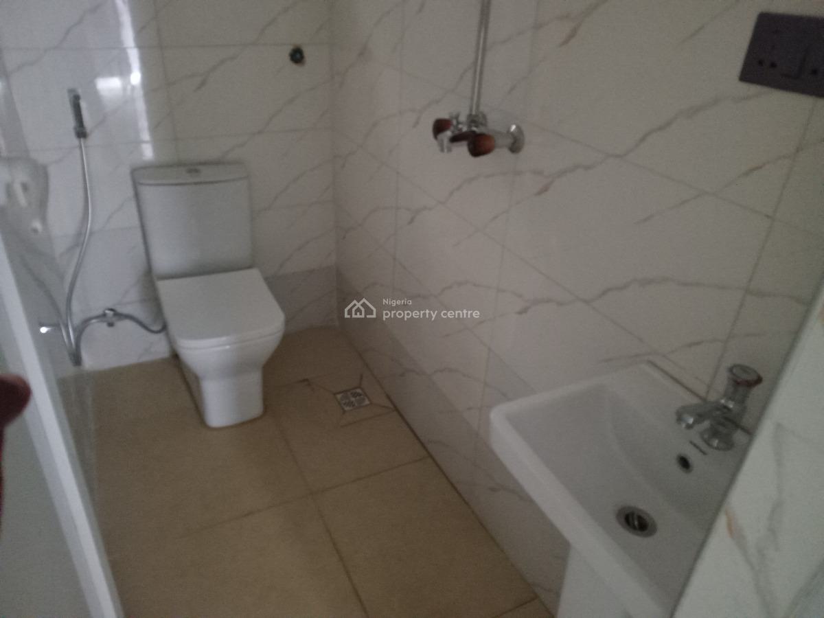 Texas 2 Bedroom Flat, By Third Mainland Bridge, Adekunle, Yaba, Lagos, Flat / Apartment for Rent