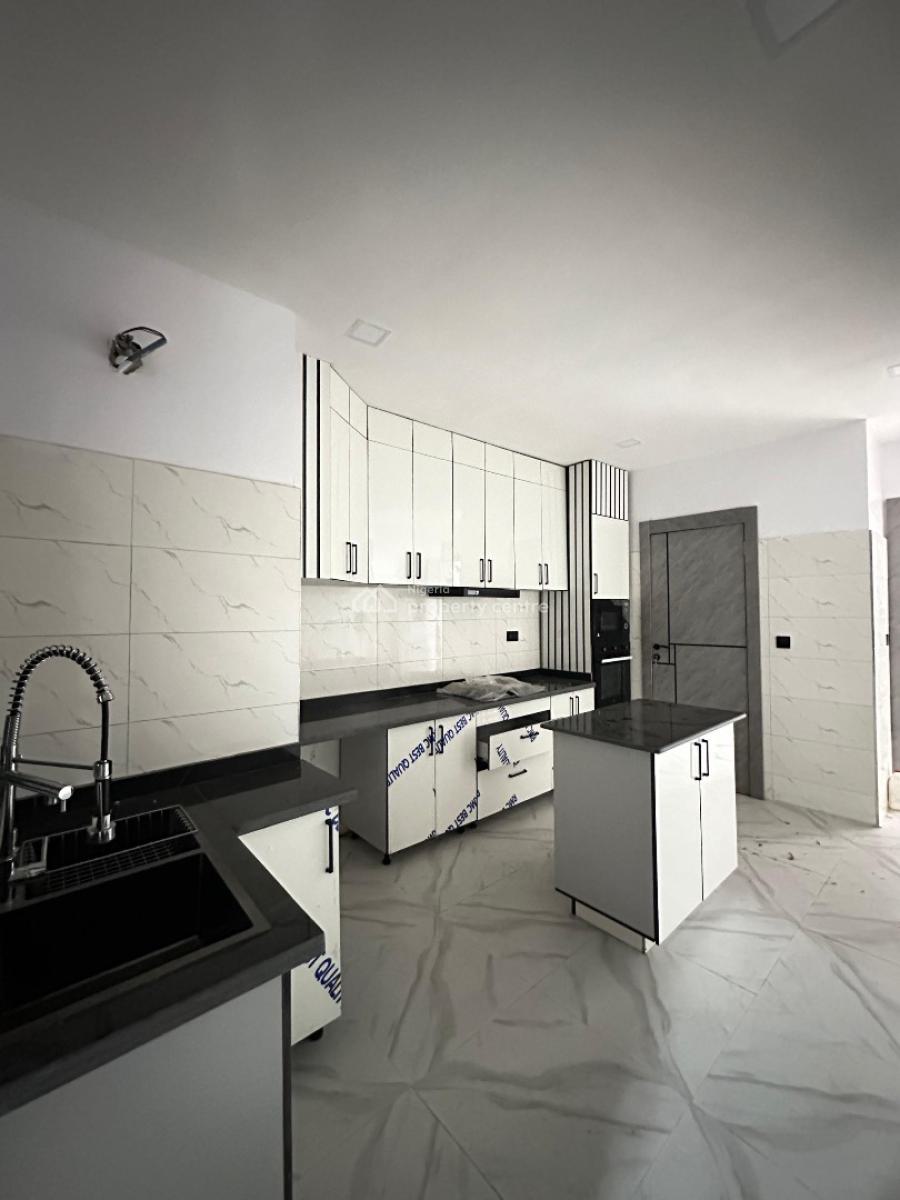 Exquisite 3 Bedroom Apartment with Bq in a Well Secured Location, Lekki Phase 1, Lekki, Lagos, Flat / Apartment for Sale