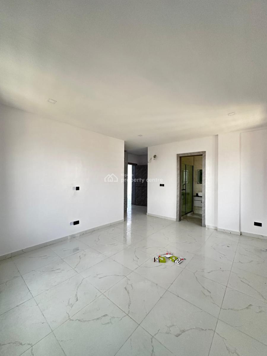 Exquisite 3 Bedroom Apartment with Bq in a Well Secured Location, Lekki Phase 1, Lekki, Lagos, Flat / Apartment for Sale