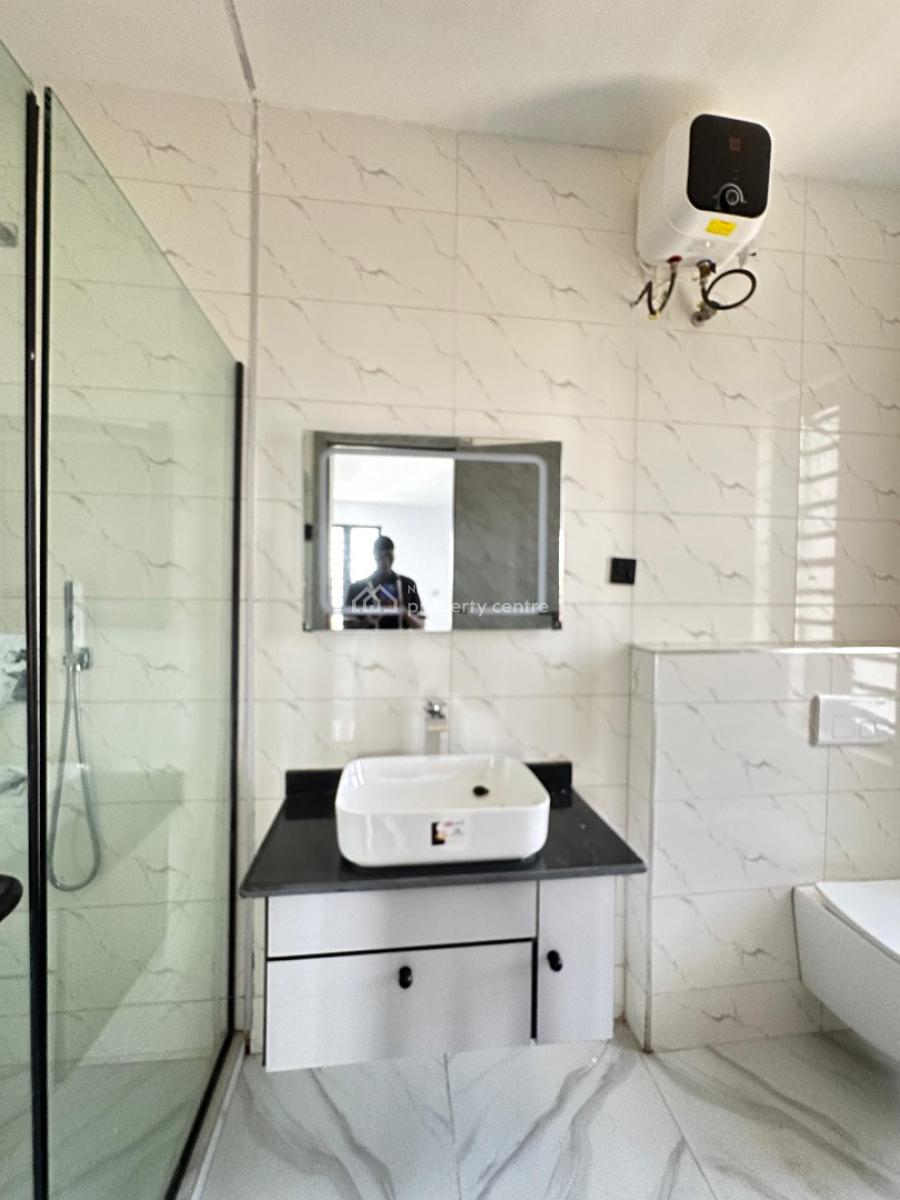 Exquisite 3 Bedroom Apartment with Bq in a Well Secured Location, Lekki Phase 1, Lekki, Lagos, Flat / Apartment for Sale