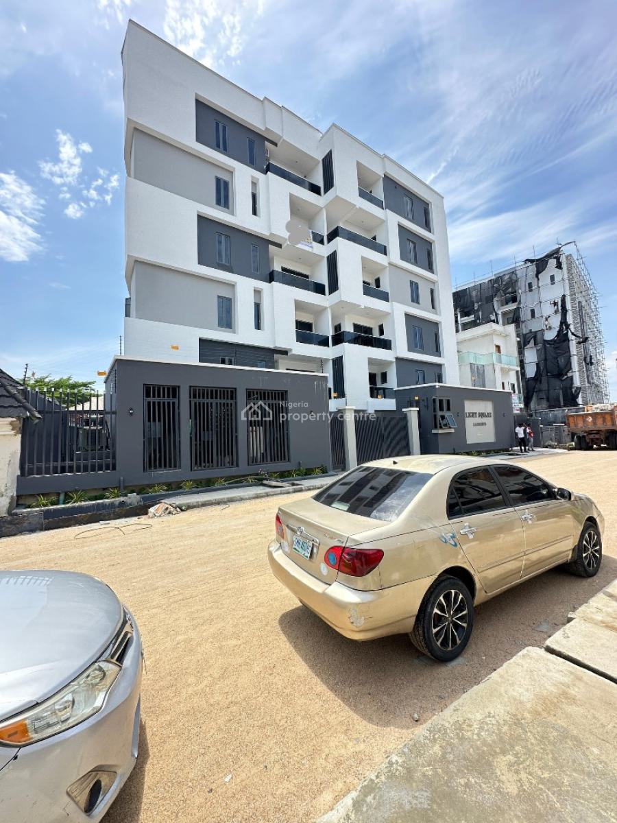 Exquisite 3 Bedroom Apartment with Bq in a Well Secured Location, Lekki Phase 1, Lekki, Lagos, Flat / Apartment for Sale
