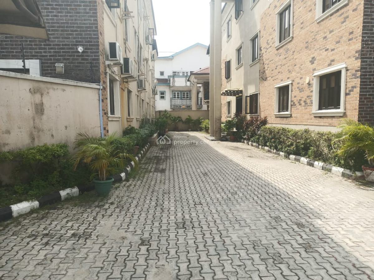 Office Space Upstairs Measuring 180sqm, Rhs, Lekki Phase 1, Lekki, Lagos, Office Space for Rent