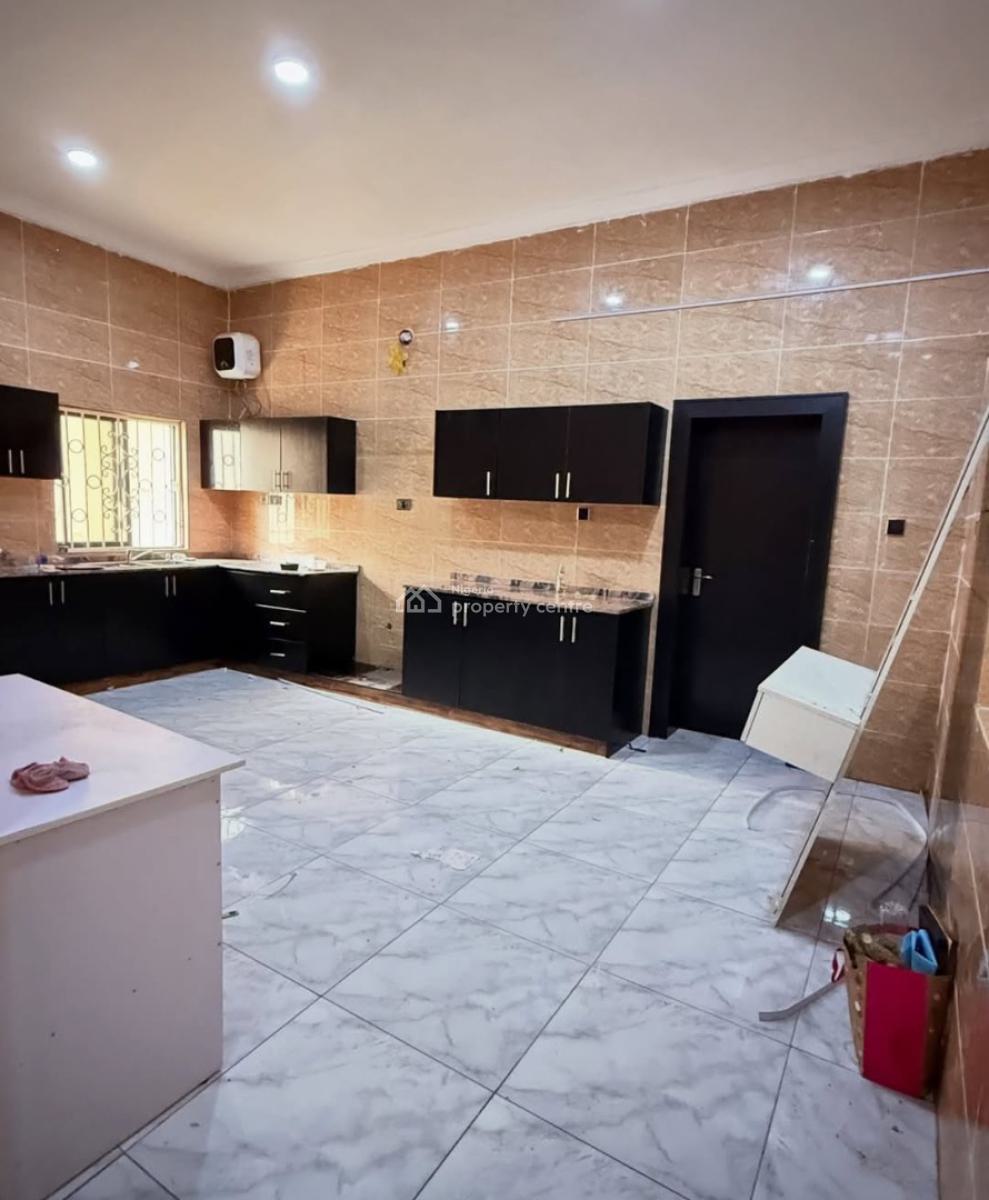 Newly Parked Out 3 Bedrooms Apartment ( Landlord to Renovate), Gilmore, Jahi, Abuja, Flat / Apartment for Rent