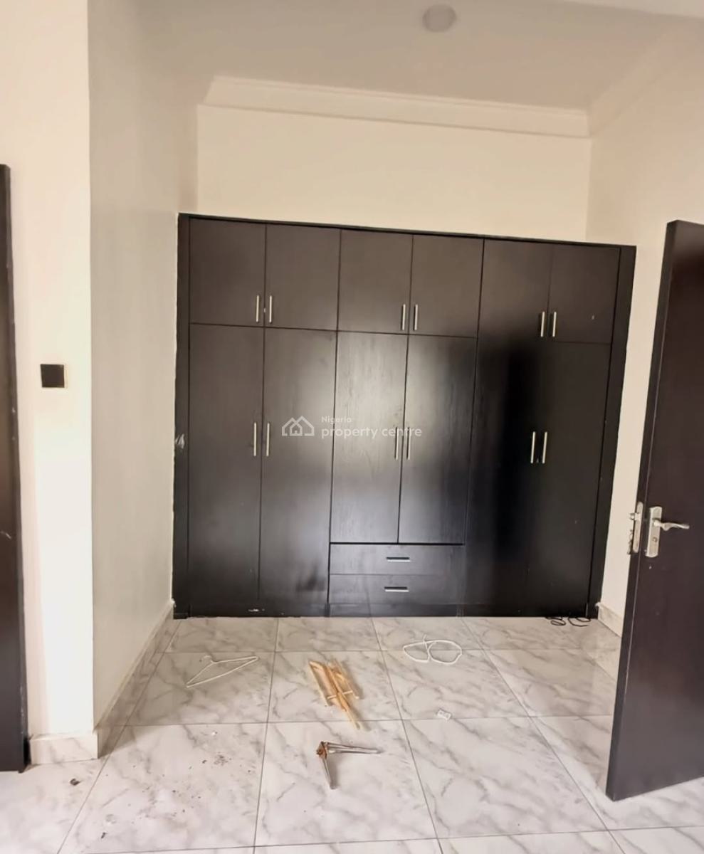 Newly Parked Out 3 Bedrooms Apartment ( Landlord to Renovate), Gilmore, Jahi, Abuja, Flat / Apartment for Rent