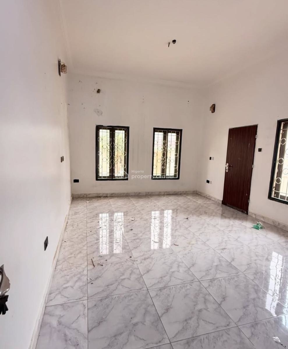 Newly Parked Out 3 Bedrooms Apartment ( Landlord to Renovate), Gilmore, Jahi, Abuja, Flat / Apartment for Rent