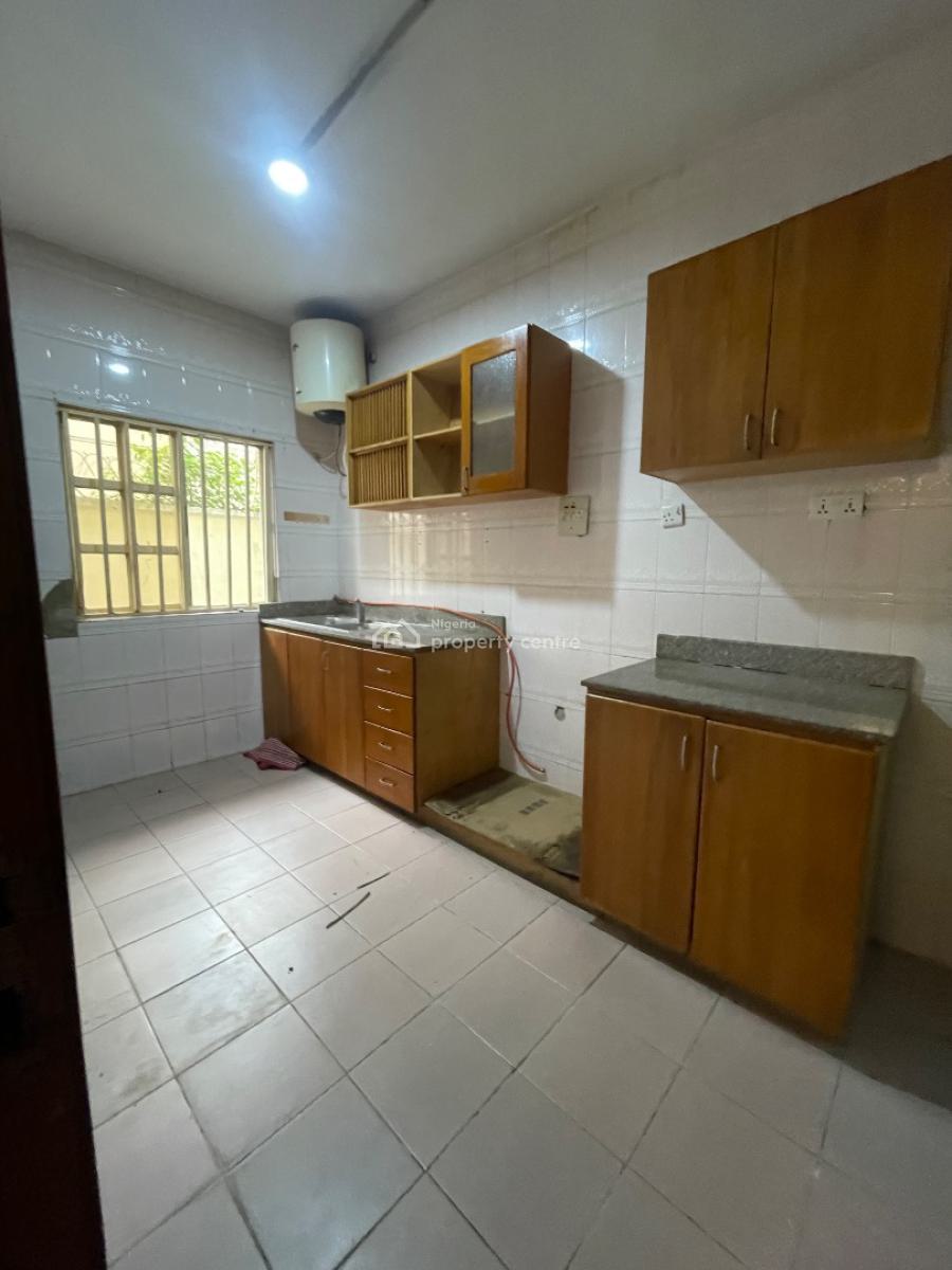 Spacious 2 Bedroom, Lekki Phase 1, Lekki, Lagos, Flat / Apartment for Rent