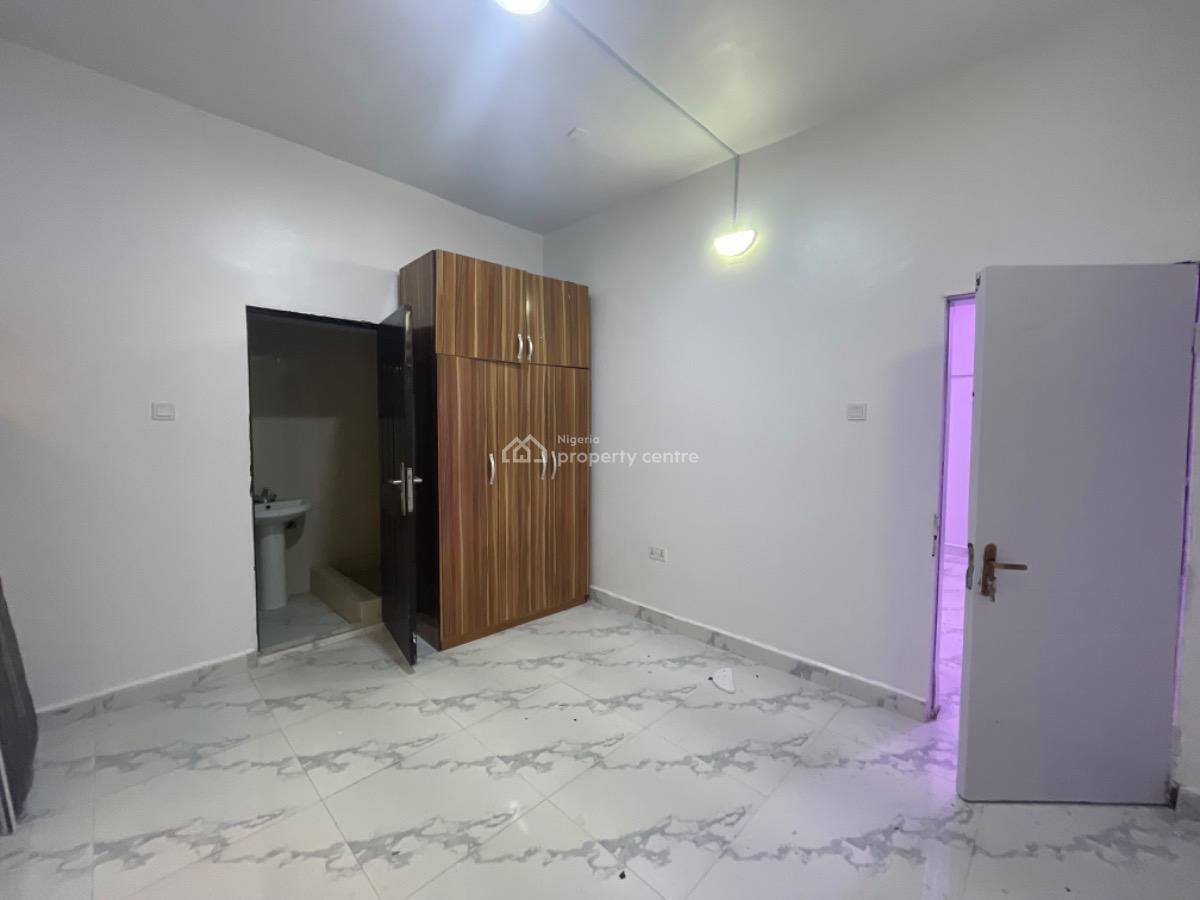 a Spacious and Neat 2 Bedroom on The Ground Floor, Lekki Phase 1, Lekki, Lagos, Flat / Apartment for Rent