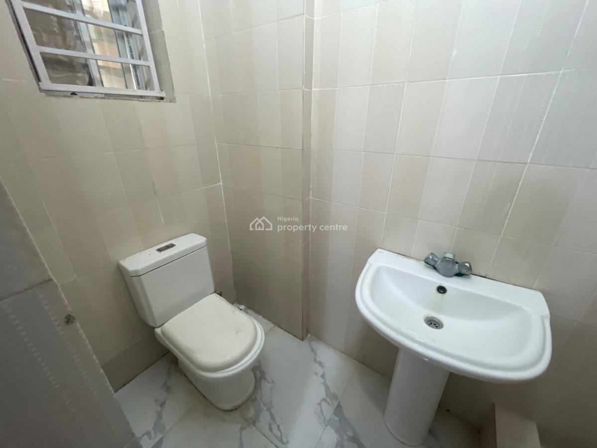 a Spacious and Neat 2 Bedroom on The Ground Floor, Lekki Phase 1, Lekki, Lagos, Flat / Apartment for Rent