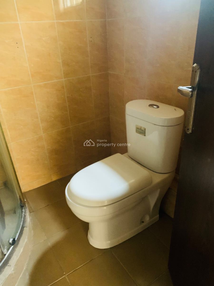 Spacious and Neat 3 Bedroom Apartment, Lekki Phase 1, Lekki, Lagos, Flat / Apartment for Rent