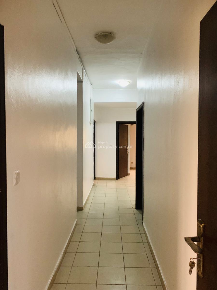 Spacious and Neat 3 Bedroom Apartment, Lekki Phase 1, Lekki, Lagos, Flat / Apartment for Rent
