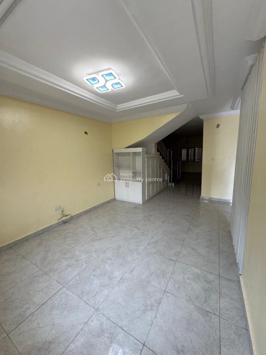 Well Maintained 3 Bedroom Terrace, Lekki Phase 1, Lekki, Lagos, Flat / Apartment for Rent
