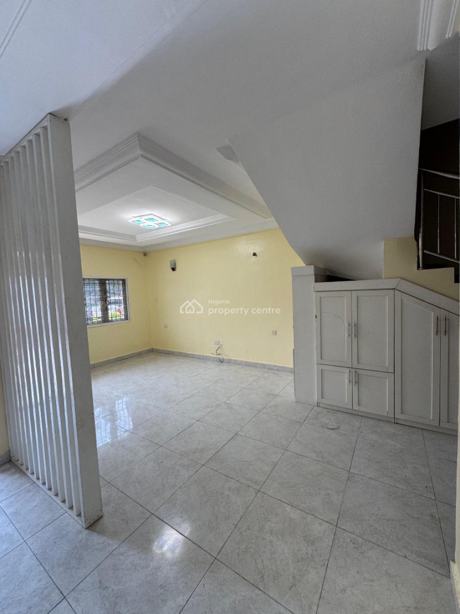 Well Maintained 3 Bedroom Terrace, Lekki Phase 1, Lekki, Lagos, Flat / Apartment for Rent