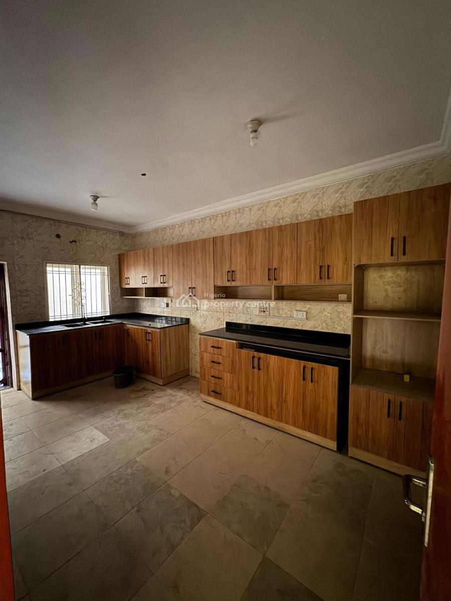Well Maintained 3 Bedroom Terrace, Lekki Phase 1, Lekki, Lagos, Flat / Apartment for Rent