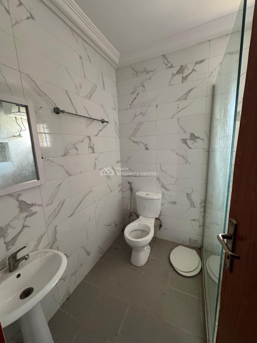 Well Maintained 3 Bedroom Terrace, Lekki Phase 1, Lekki, Lagos, Flat / Apartment for Rent