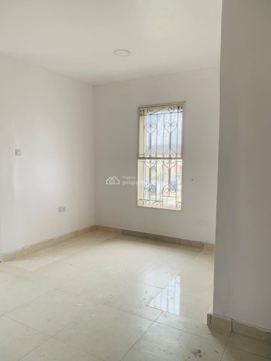 Standard Newly Renovated 3 Bedroom Apartment, Lekki Phase 1, Lekki, Lagos, Flat / Apartment for Rent