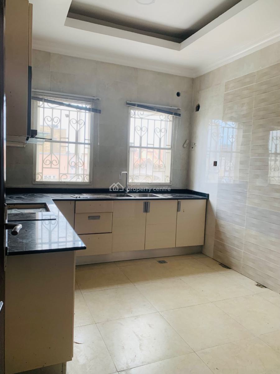Standard Newly Renovated 3 Bedroom Apartment, Lekki Phase 1, Lekki, Lagos, Flat / Apartment for Rent