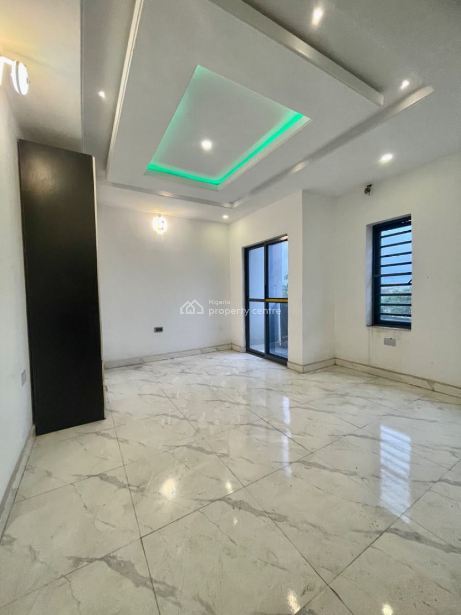 Well Spacious 3 Bedroom Duplex with Bq, Yaba Staff Quarters, Yaba, Lagos, Terraced Duplex for Sale