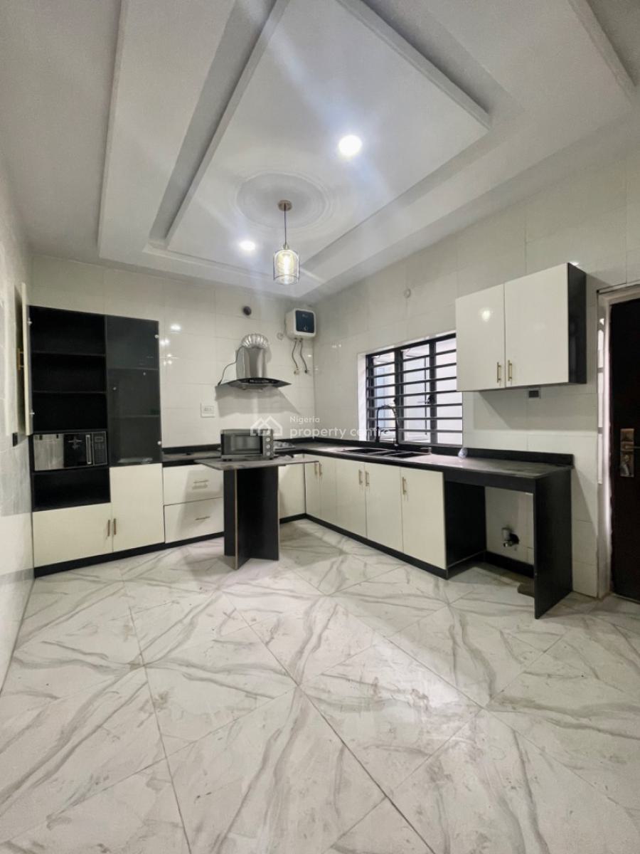 Well Spacious 3 Bedroom Duplex with Bq, Yaba Staff Quarters, Yaba, Lagos, Terraced Duplex for Sale