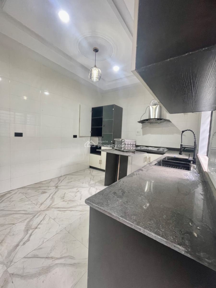 Well Spacious 3 Bedroom Duplex with Bq, Yaba Staff Quarters, Yaba, Lagos, Terraced Duplex for Sale