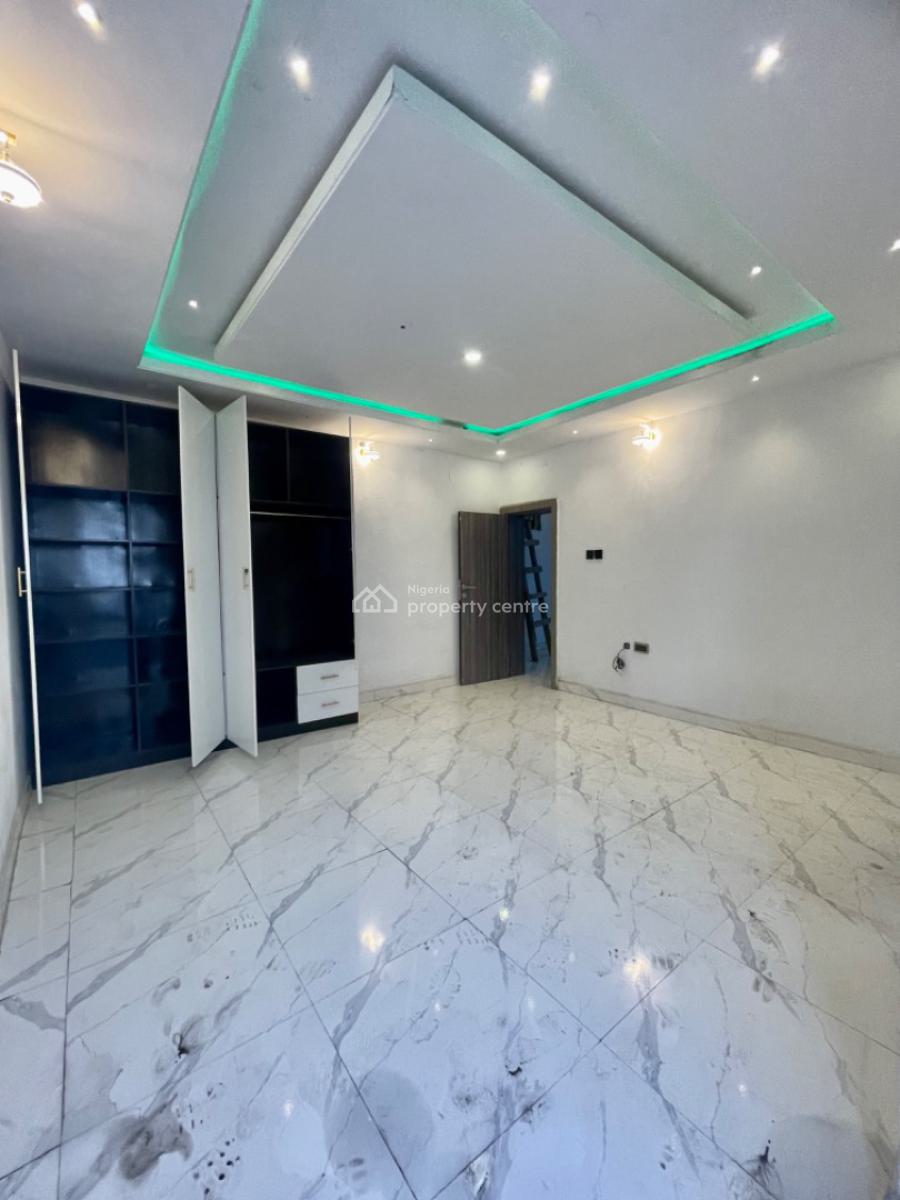 Well Spacious 3 Bedroom Duplex with Bq, Yaba Staff Quarters, Yaba, Lagos, Terraced Duplex for Sale