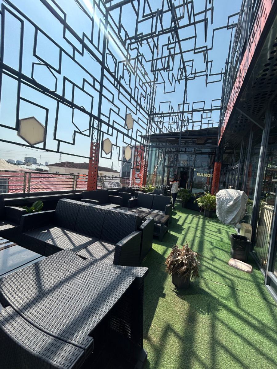 Well Maintained and Spacious Lounge and Bar, Lekki Phase 1, Lekki, Lagos, Restaurant / Bar for Rent