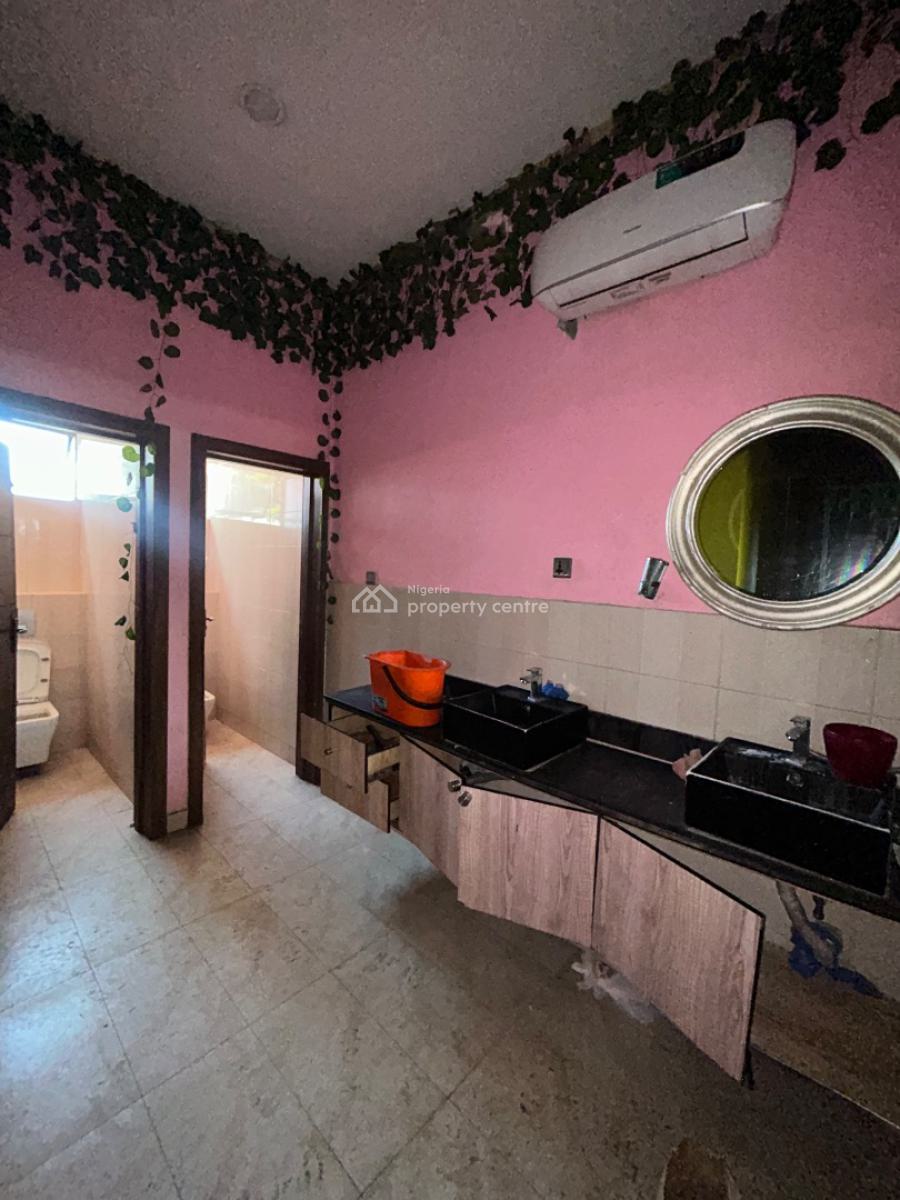 Well Maintained and Spacious Lounge and Bar, Lekki Phase 1, Lekki, Lagos, Restaurant / Bar for Rent