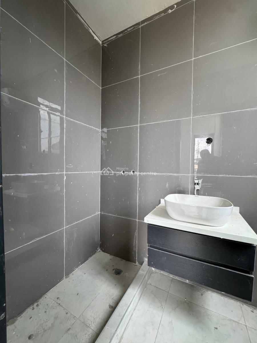 Spacious 2 Bedroom Apartment in a Secured Neighborhood, Lekki Phase 1, Lekki, Lagos, Flat / Apartment for Sale