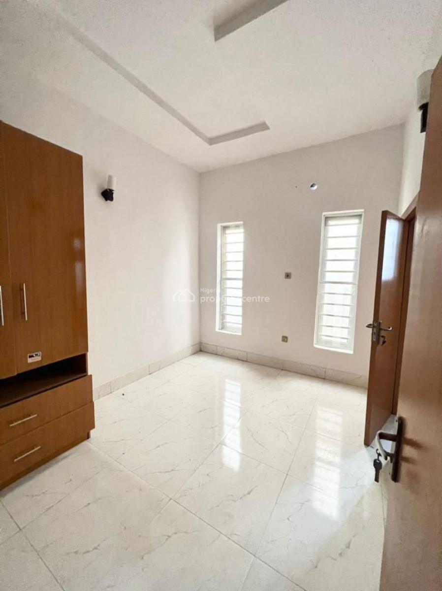 Single Room Upstairs  Available for  in a Shared Apartment, Lekki, Lagos, Self Contain (single Rooms) for Rent