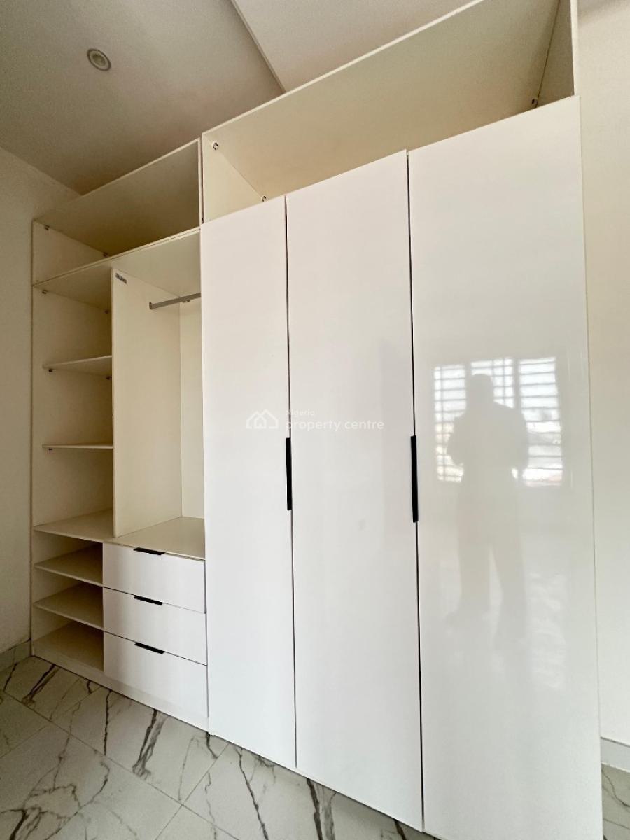 Spacious 2 Bedroom Apartment with  Pool, Elevator and Gym., Lekki Phase 1, Lekki, Lagos, Flat / Apartment for Sale