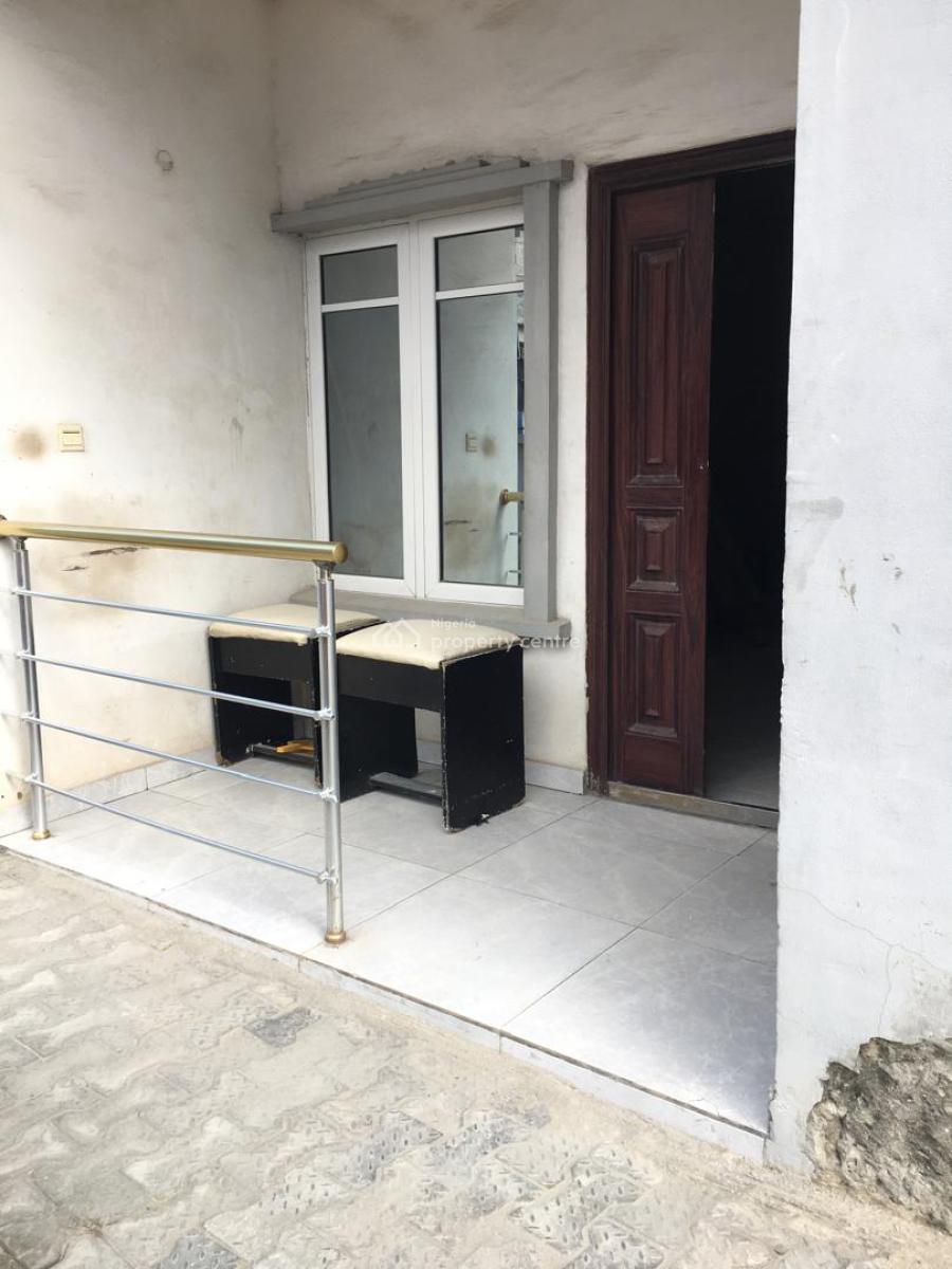 Well Maintained 2 Bedroom Apartment, Off Freedom Way, Lekki Phase 1, Lekki, Lagos, Flat / Apartment for Rent