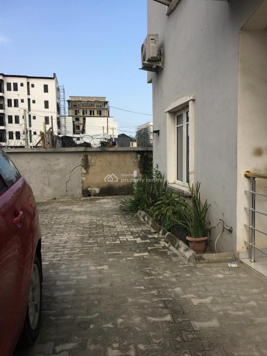 Well Maintained 2 Bedroom Apartment, Off Freedom Way, Lekki Phase 1, Lekki, Lagos, Flat / Apartment for Rent