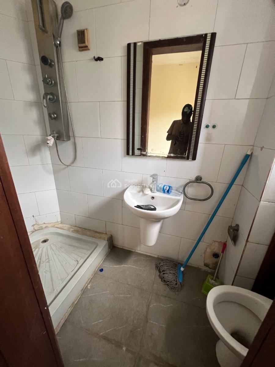 Well Maintained, Three (3) Bedroom Apartment, Lekki Phase 1, Lekki, Lagos, Flat / Apartment for Rent