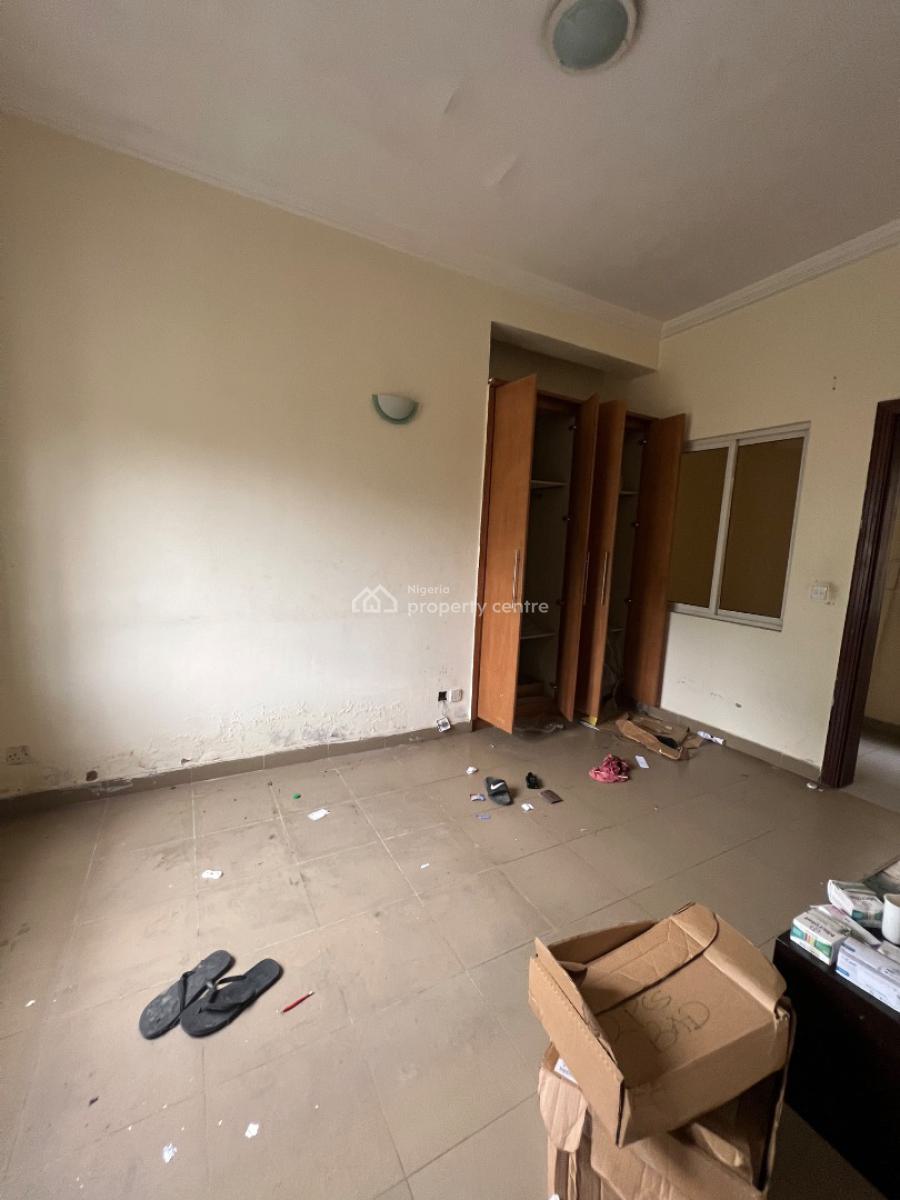 Well Maintained, Three (3) Bedroom Apartment, Lekki Phase 1, Lekki, Lagos, Flat / Apartment for Rent