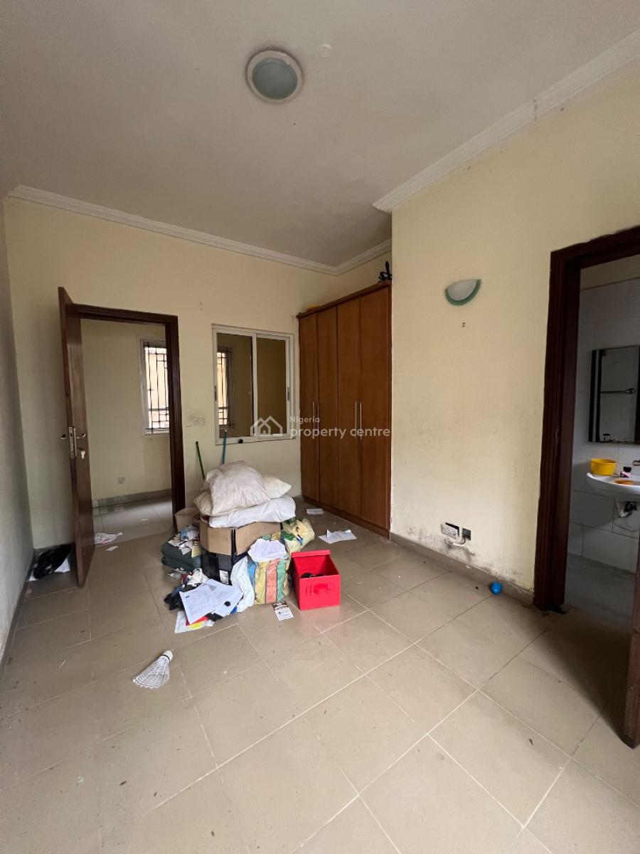Well Maintained, Three (3) Bedroom Apartment, Lekki Phase 1, Lekki, Lagos, Flat / Apartment for Rent