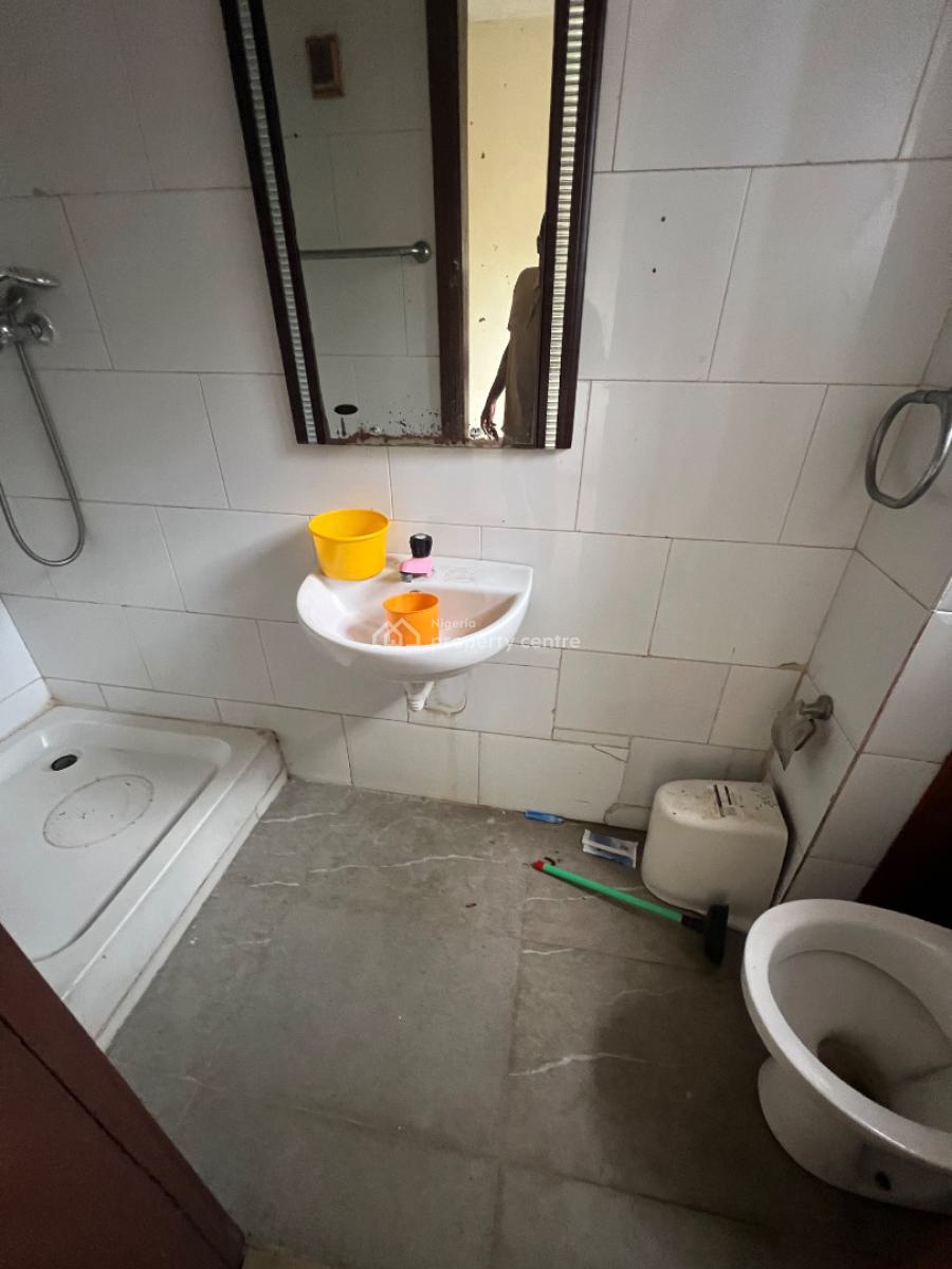 Well Maintained, Three (3) Bedroom Apartment, Lekki Phase 1, Lekki, Lagos, Flat / Apartment for Rent