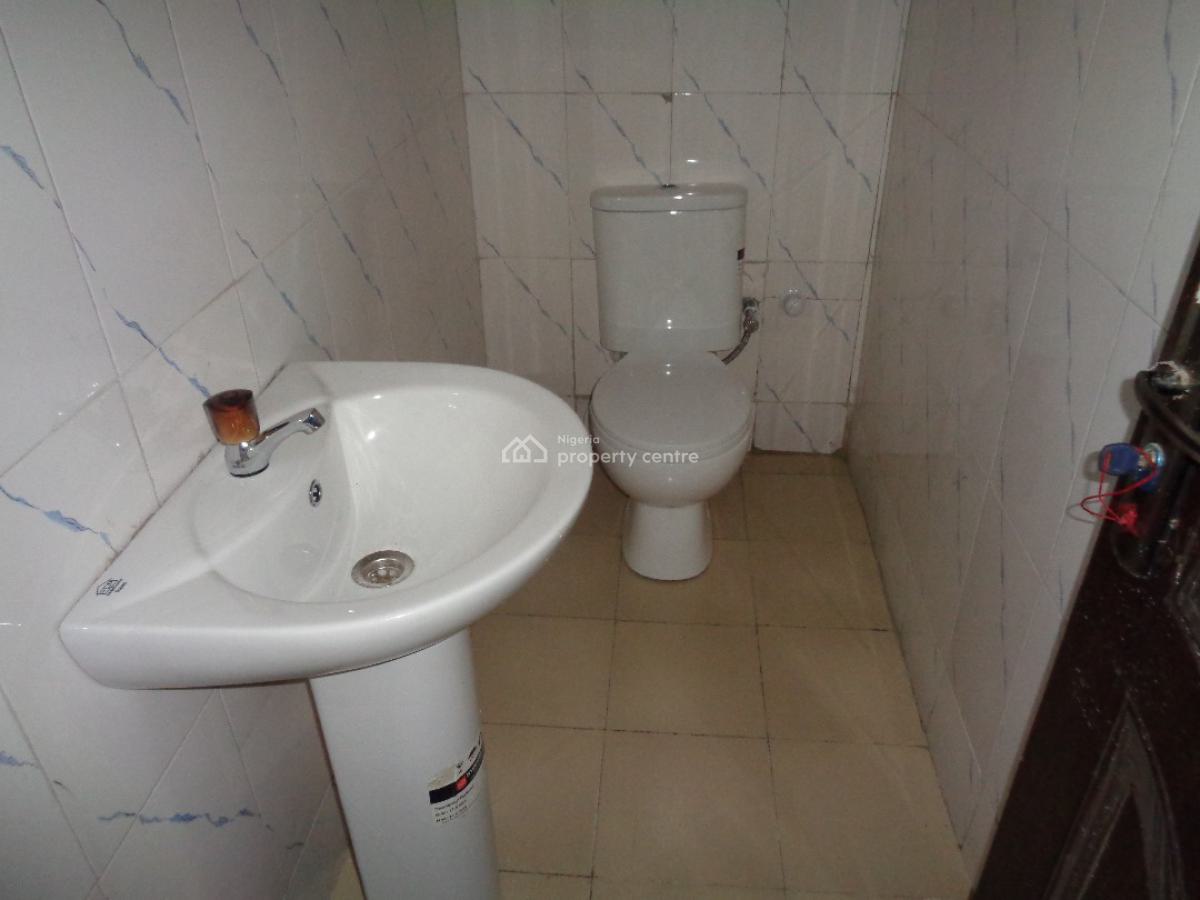 4 Bedroom Apartment, Mobil Road, Ipaja, Lagos, Flat / Apartment for Rent