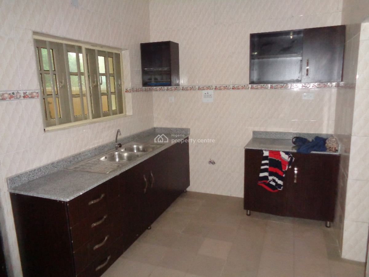 4 Bedroom Apartment, Mobil Road, Ipaja, Lagos, Flat / Apartment for Rent