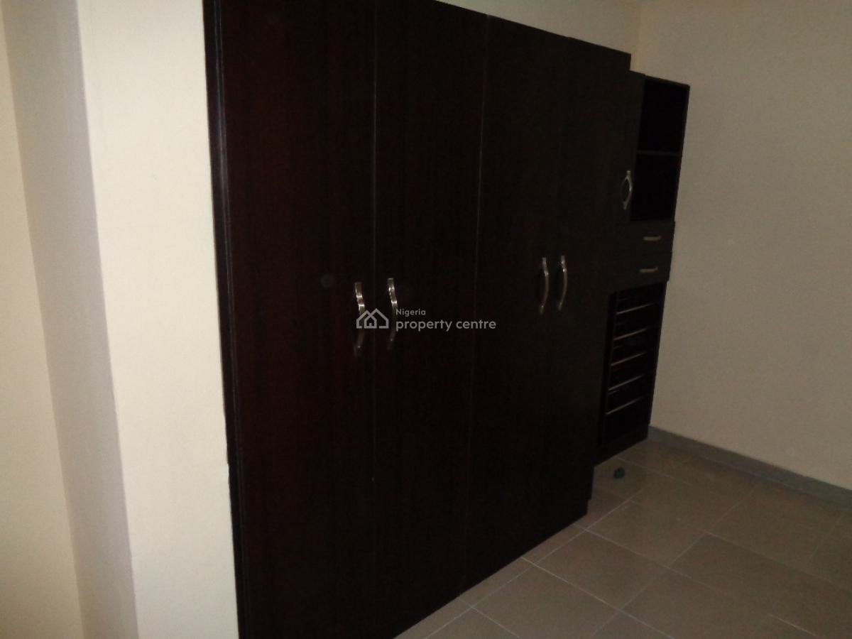 4 Bedroom Apartment, Mobil Road, Ipaja, Lagos, Flat / Apartment for Rent