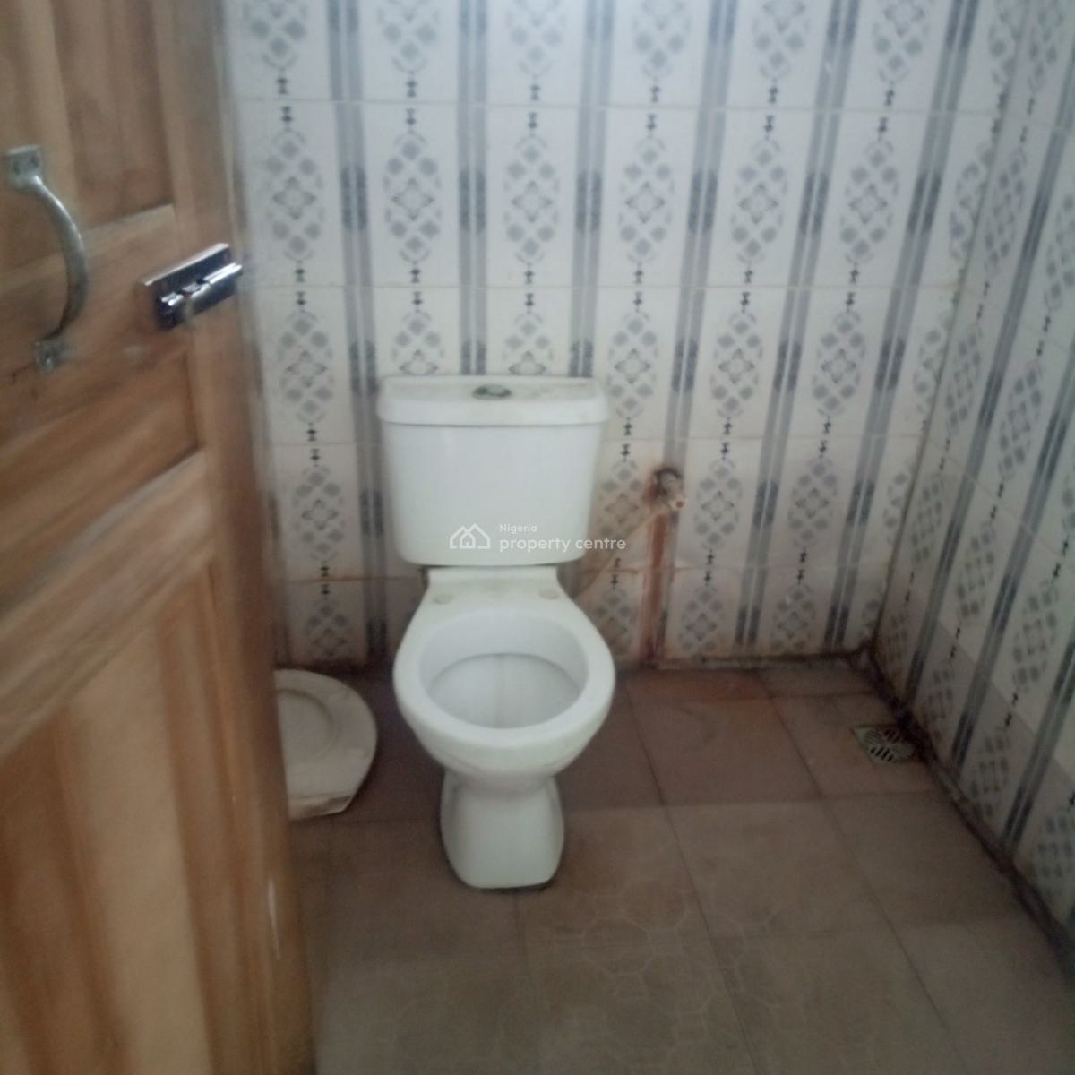 2 Bedroom Flat Upstairs, Off Ishaga Road Surulere Lagos, Ojuelegba, Surulere, Lagos, Flat / Apartment for Rent