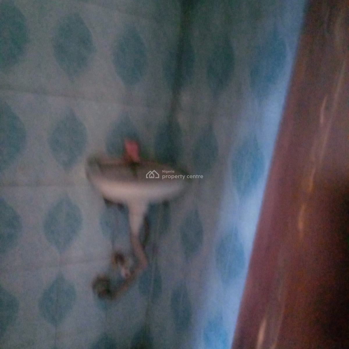 2 Bedroom Flat Upstairs, Off Ishaga Road Surulere Lagos, Ojuelegba, Surulere, Lagos, Flat / Apartment for Rent