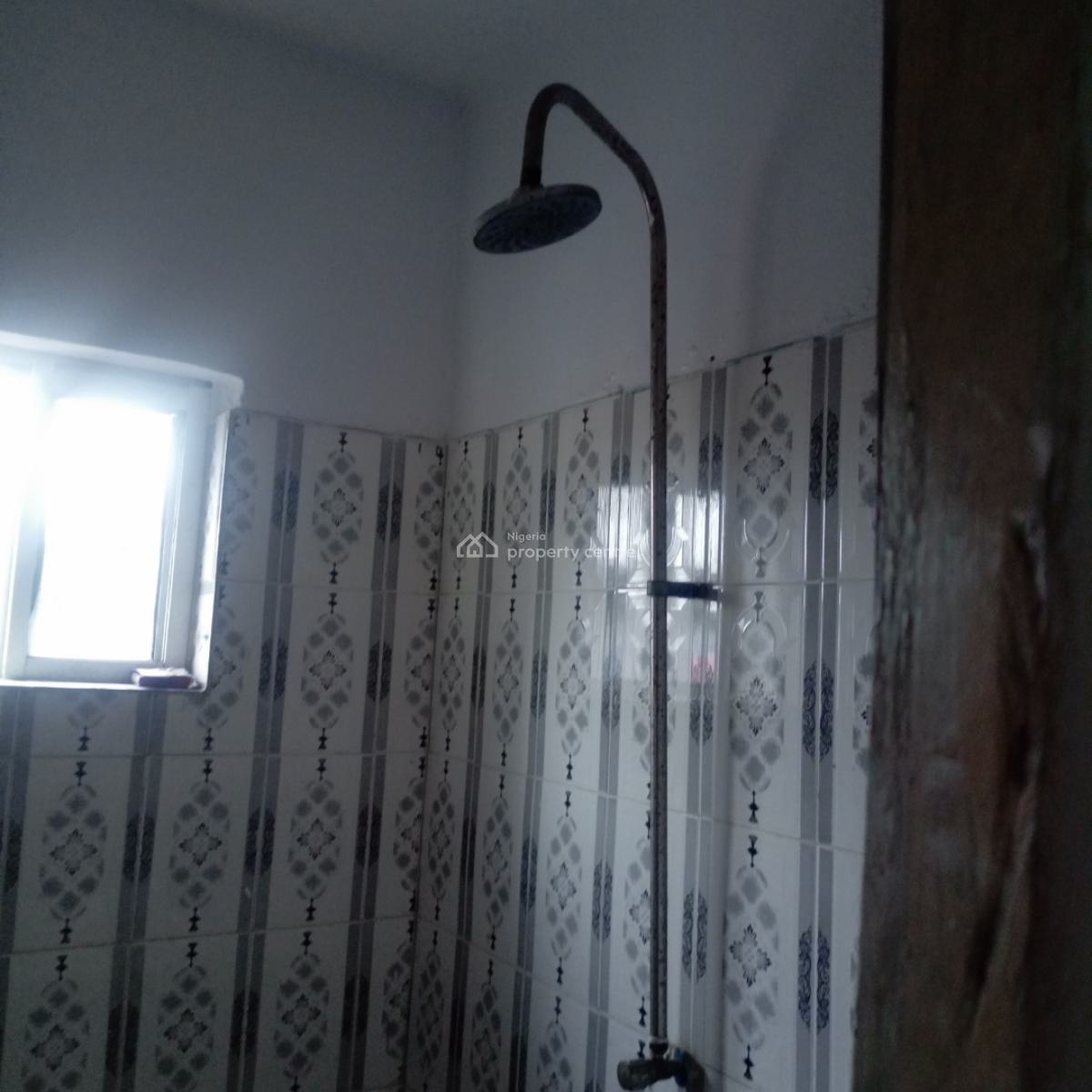 2 Bedroom Flat Upstairs, Off Ishaga Road Surulere Lagos, Ojuelegba, Surulere, Lagos, Flat / Apartment for Rent