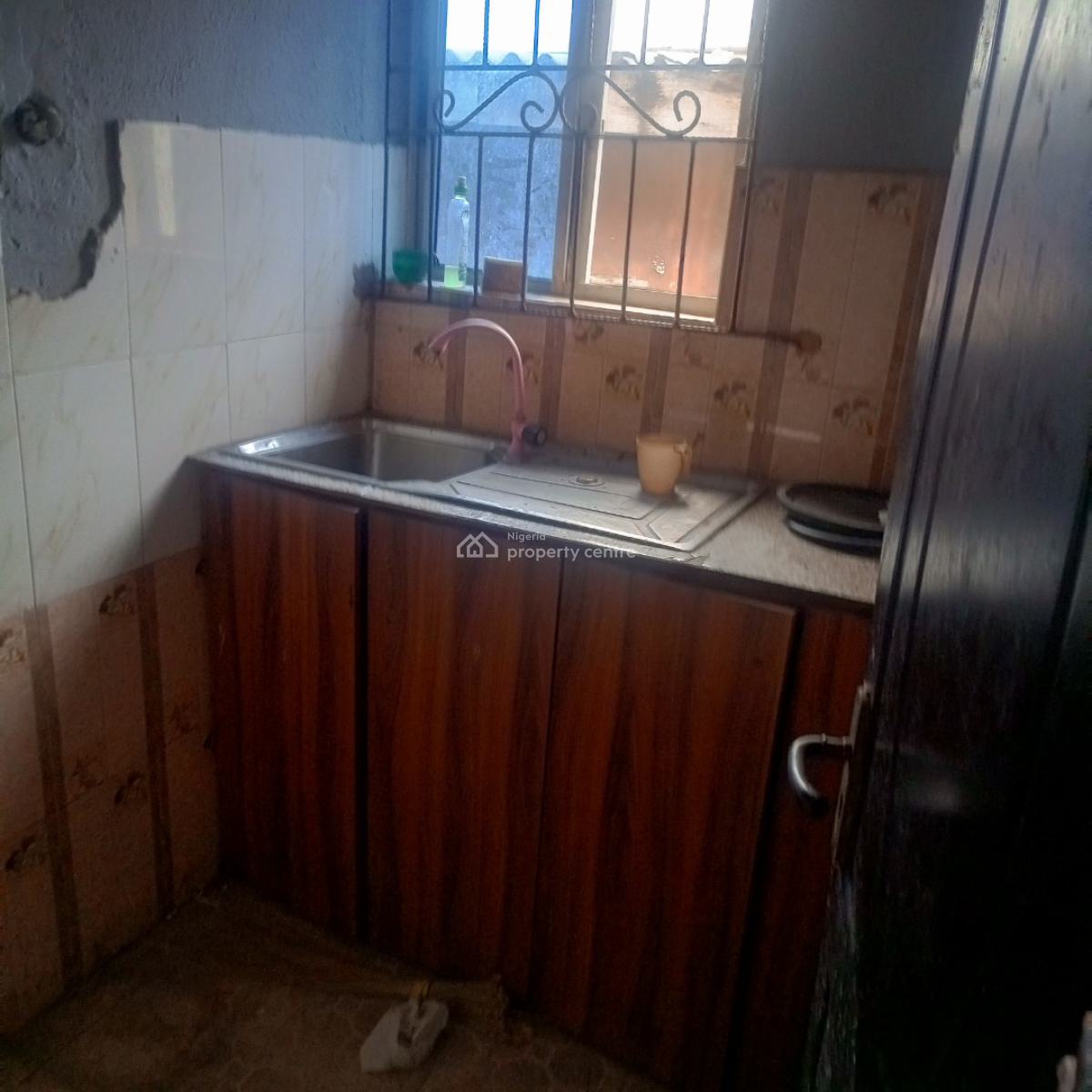 2 Bedroom Flat Upstairs, Off Ishaga Road Surulere Lagos, Ojuelegba, Surulere, Lagos, Flat / Apartment for Rent