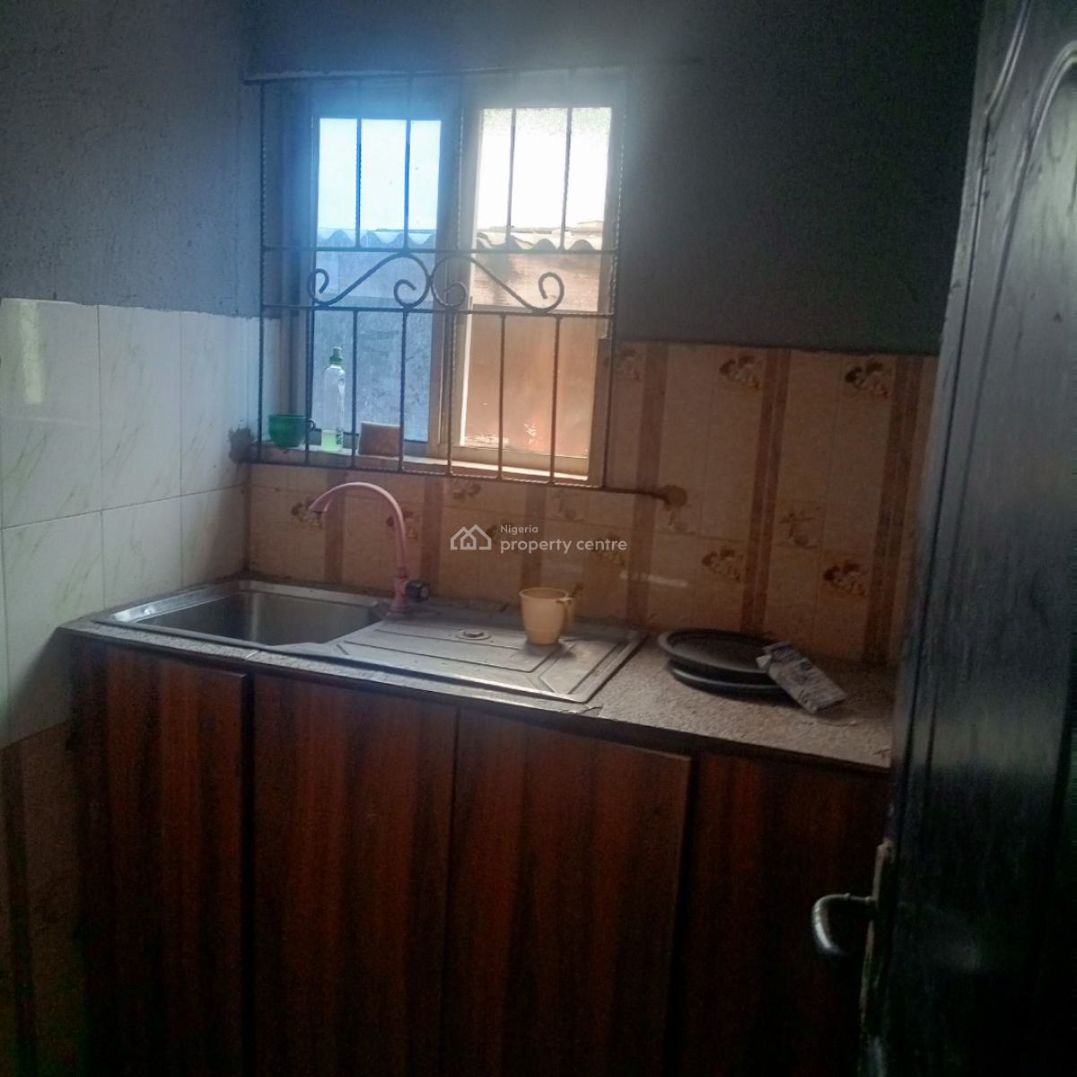 2 Bedroom Flat Upstairs, Off Ishaga Road Surulere Lagos, Ojuelegba, Surulere, Lagos, Flat / Apartment for Rent